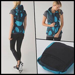 Lululemon Packable Water-Resistant Vest Blue Print 2 NWOT